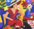 Peinture d’Adri Q représentant une femme au grand chapeau, deux chats, des fleurs et des fruits dans un intérieur vivement coloré ouvert sur la mer.